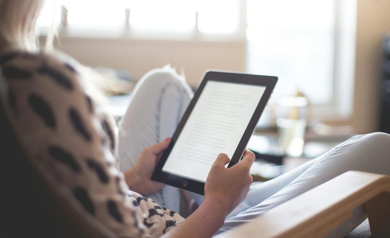 reading-stories-tablet